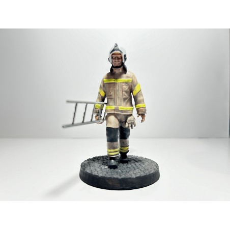 Bombero Andando Escalera