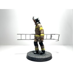 Bombero Andando Escalera