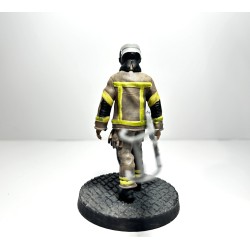 Bombero Andando Escalera